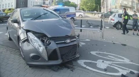 Kolizja na Ochocie. Kierowca skarżył się na ból w dłoni