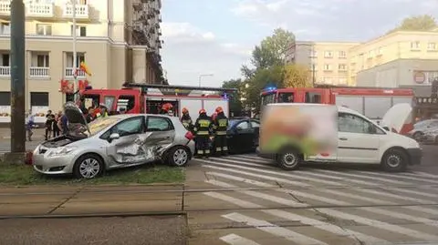 Zderzenie trzech aut. Stanęły tramwaje 