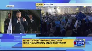 Profesor Matczak na proteście przed sądem