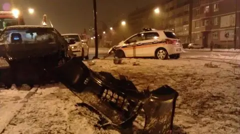 Dwa rozbite samochody i uszkodzona latarnia