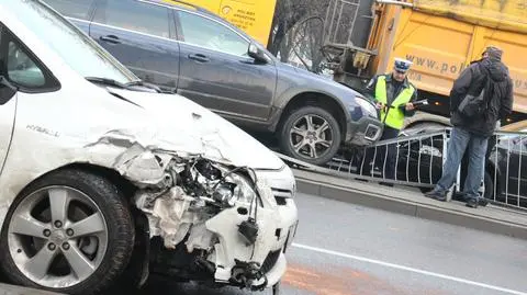 Volvo wylądowało na barierkach po kolizji 4 pojazdów