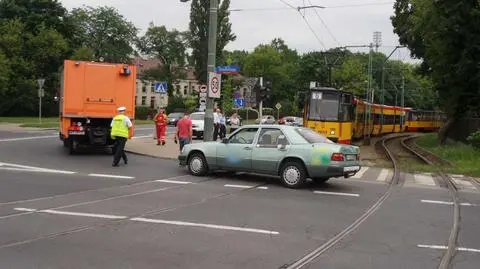 Urwał zawieszenie mercedesa na torowisku