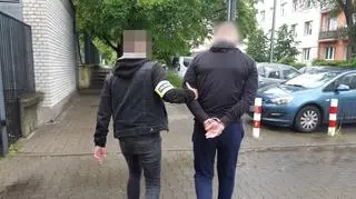 Policjant z zatrzymanym mężczyzną 