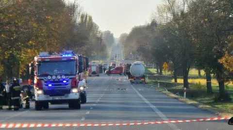 Cysterna zderzyła się z tirem. Wyciek gazu, DK 2 zablokowana