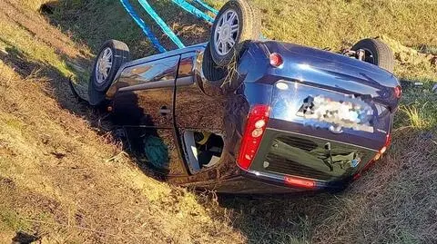 Żołnierze wyciągnęli kobietę z rozbitego auta, trafiła do szpitala