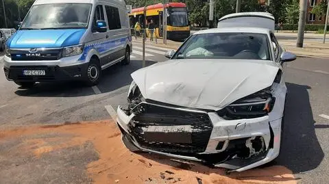 Grójecka: sportowe audi uderzyło w bok innego auta. Jedna osoba trafiła do szpitala