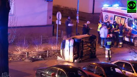 Opel na boku, kierowca pijany. Uszkodził kilka aut