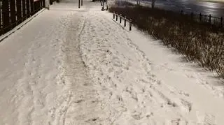 Zaśnieżony chodnik na Sadybie 