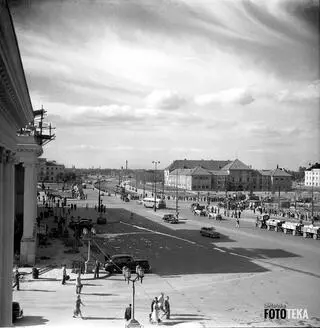 Ulica Nowotki (od 1950 roku), określana początkowo jako Nowomarszałkowska, była nową drogą wiodącą na Żoliborz, prowadzącą przez tereny dawnego getta