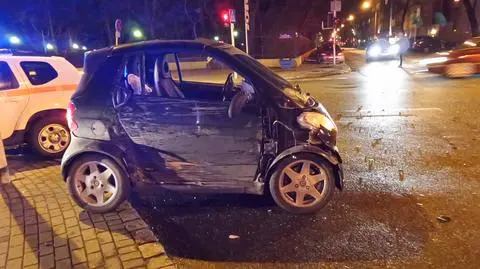 Kierująca smartem zderzyła się z autobusem