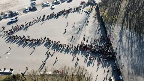 Znów tłumy uchodźców przed Stadionem Narodowym