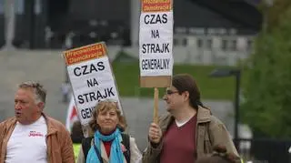 Związkowcy na parkingu przy Stadionie Narodowym