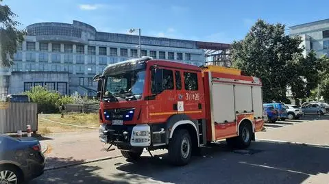 Pożar trawy przy bielańskim "szkieletorze"