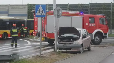 Toyota uderzyła w latarnię, autobus zawisł na wysepce