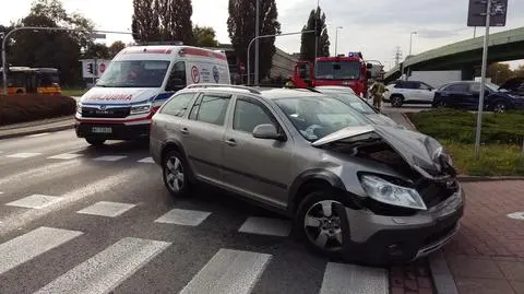 Zderzenie na rondzie Unii Europejskiej. Jedna osoba trafiła do szpitala