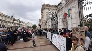 Protest studentów przed bramą główną UW