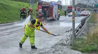 Skutki zdarzenia usuwają strażacy i służby oczyszczania miasta 