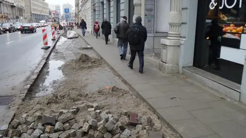 Budowali wąski chodnik, w internecie zawrzało. Zmienili zdanie, będzie szerzej