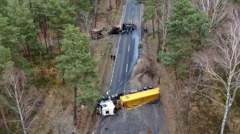 "Ciężarówka na boku, ranny kierowca traktora". Wypadek na drodze 62