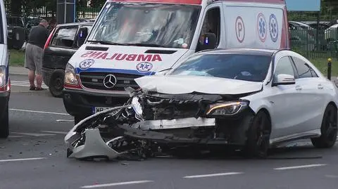 Zderzyli się na środku skrzyżowania. Urwana klapa od bagażnika wpadła na pobliskie auto