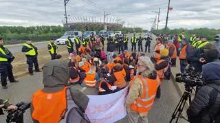 Aktywiści Ostatniego Pokolenia przykleili się do jezdni 