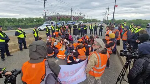Aktywiści Ostatniego Pokolenia przykleili się do jezdni 