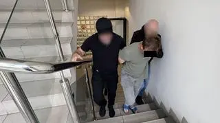 Czynności policji z podejrzanymi po wypadku na Wisłostradzie