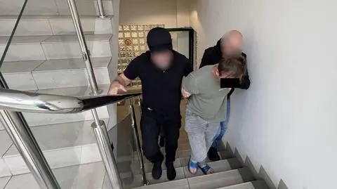 Czynności policji z podejrzanymi po wypadku na Wisłostradzie