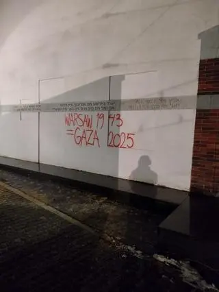 Dewastacja pomnika Umschlagplatz