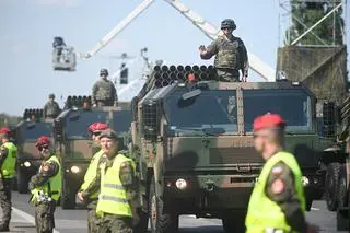 Sprzęt na defiladzie na Wisłostradzie 