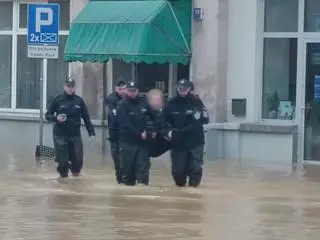 Stołeczni policjanci w pełnej gotowości do pomocy powodzianom. Nysa, 16 wrzesień