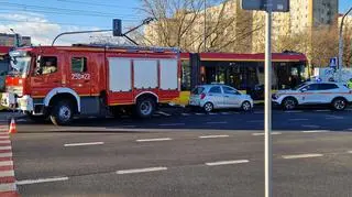 Zderzenie auta z tramwajem na Bielanach