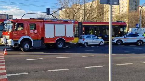 Zderzenie auta z tramwajem na Bielanach