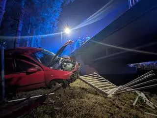 Samochód spadł z mostu w Sochaczewie