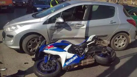 Motocykl wjechał w samochód