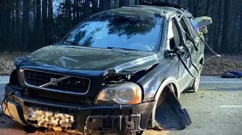 Volvo dachowało, kierowca wypadł z pojazdu