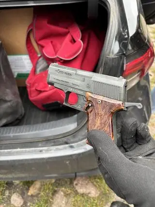 Narkotyki, papierosy i broń w domu 67-latka