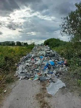 Droga gminna w miejscowości Sobiekursk zamieniona w śmietnik