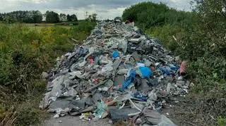 "Ktoś bezczelnie porzucił nielegalne odpady na naszej drodze"
