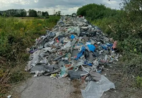 "Ktoś bezczelnie porzucił nielegalne odpady na naszej drodze"