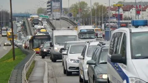 Zderzenie autobusu z samochodem. "Kierowca zakleszczony"