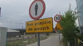 Zamknięty przejazd ulicą Suwak