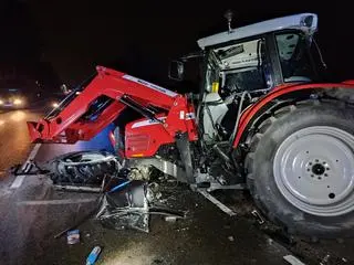 Zderzenie dwóch aut i ciągnika 