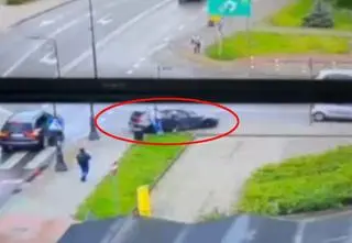 Zjechał na chodnik i potrącił pieszych. Nagranie