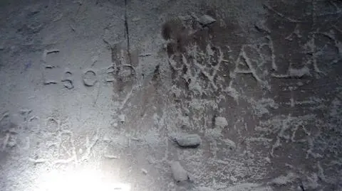 Ślady po dawnym areszcie komunistycznym w kamienicy na Pradze