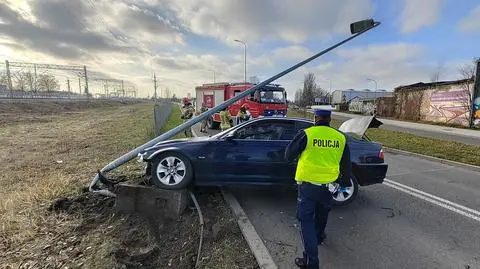 Kierowca wjechał w słup