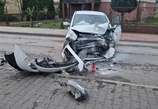 Czołowe zderzenie pod Warszawą, dwie osoby ranne 
