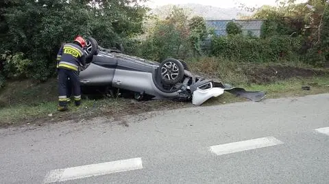 Na jezdni leżał klosz od latarni, auto dachowało