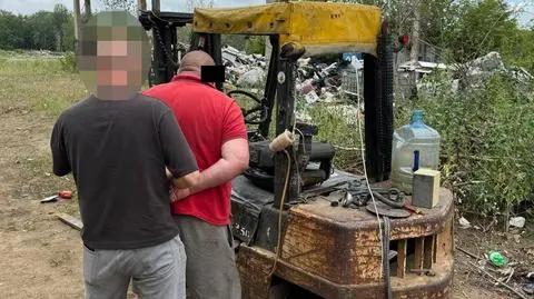 Uznał, że starym autem nikt się nie interesuje. Zapakował na lawetę i wywiózł na złom
