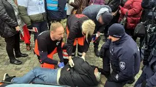 Policjanci pomogli mężczyźnie, który zasłabł podczas zgromadzenia